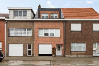 Deze rijwoning is gunstig gelegen langs de Reetsesteenweg in Aartselaar, met een vlotte verbinding naar het centrum, winkels, scholen en...
