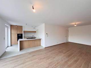 <p><span>Bien caché sous le clocher de l'église, au centre du village pittoresque de Wakkerzeel, à deux pas de Louvain et à proximité de toutes les routes principales, nous avons le plaisir de</span><span> proposer à la location ce bâtiment fermé avec 4 chambres à coucher et 2 salles de bain. </span></p><p><span> </span></p><p><span>Cette maison neuve à très faible consommation d'énergie, entièrement livrée dans les règles de l'art et construite avec des matériaux durables et d'excellente qualité, dispose d'une surface habitable utile d'environ 256 m² et d'un jardin donnant sur la réserve naturelle. </span></p><p><span>Cette maison nouvellement construite, située sur un terrain de 450 m² dans un style architectural rural et intemporel, est finie à un niveau élevé et est équipée de tout le confort moderne, c'est-à-dire un chauffage par le sol partout, une pompe à chaleur air-eau, 12 panneaux solaires et un récupérateur d'eau de pluie, ce qui contribue à une vie économe en énergie et respectueuse de l'environnement. </span><span>Le loyer comprend également 2 places de parking intérieures, 1 place de parking extérieure, une cave individuelle et un local à vélos. </span></p><p><span>#En bref, une véritable opportunité pour les personnes qui souhaitent vivre de manière économe en énergie, spacieuse, intemporelle et luxueuse dans un environnement calme, accueillant pour les enfants et vert, dans un endroit unique. Disponible immédiatement. Durée minimale du bail : 3 ans. Une visite s'impose. Pour les décideurs rapides.</span></p><p><span> </span></p>