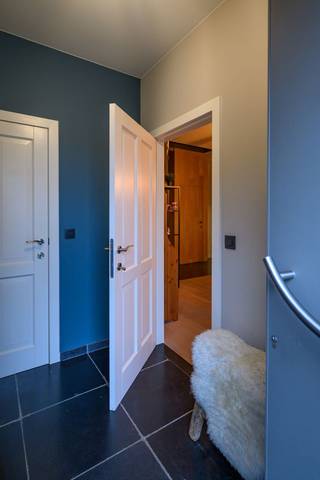 🏡 Charmante, ruime woning op het dorpsplein van Wezemaal<br /><br />In het hart van Wezemaal, pal aan het gezellige dorpsplein, bieden wij onze ruime en instapklare woning te koop aan.<br />Deze karaktervolle woning combineert centrale ligging, veel leefruimte en een praktische indeling — ideaal voor wie comfortabel wil wonen in een warme dorpssfeer.<br /><br />Op het gelijkvloers vindt u een grote leefruimte met halfopen keuken.<br />Daarnaast is er een ruime berging, voorzien van ingebouwde kasten en extra bergruimte boven de kelder, wat zorgt voor veel praktische opslagmogelijkheden.<br /><br />De eerste verdieping telt twee ruime slaapkamers, een badkamer en een aparte dressing.<br />Op de tweede verdieping vindt u nog een derde slaapkamer met de mogelijkheid tot een vierde kamer, ideaal als tienerkamer, hobbyruimte of bureau.<br /><br />De woning is verzorgd, volledig gerenoveerd in 2012 en uitgerust met zonnepanelen. De woning is energiezuinig met een EPC-label B.<br /><br />Dankzij de centrale ligging woont u op wandelafstand van winkels, scholen, openbaar vervoer, het station en prachtige wandel- en fietsroutes in de groene omgeving van Rotselaar en Wezemaal.<br /><br />📞 Interesse of vragen?<br />Aarzel niet om ons te contacteren.<br />Bezoeken kunnen op afspraak via 0478/41.37.03.<br />Laat u verrassen door de ruimte en de ligging van deze charmante dorpswoning — een unieke kans in het hart van Wezemaal!