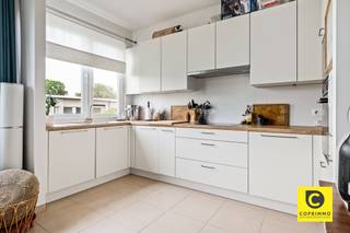 <p><span>appartement de 3 chambres à coucher à Berchem</span></p><p><span>Cet appartement bénéficie d'un excellent emplacement à Berchem, à distance de marche des transports publics, des magasins locaux, des supermarchés et des écoles. De plus, il y a plusieurs parcs dans le quartier et une accessibilité facile est garantie par les différentes routes d'accès. L'appartement est situé au 2ème étage sans ascenseur. </span></p><p><span> </span></p><p><span>L'appartement moderne avec beaucoup de lumière a la disposition suivante :</span></p><p><span>Hall d'entrée :</span></p><p><span>Vous entrez dans l'appartement par le hall d'entrée carrelé qui dispose d'une toilette séparée.</span></p><p><span> </span></p><p><span>Espace de vie & cuisine :</span></p><p><span>En outre, vous avez l'espace de vie sur le carrelage beige qui continue dans tout l'appartement. Le salon bénéficie d'une grande luminosité grâce aux grandes fenêtres de la façade avant. La nouvelle cuisine moderne est équipée d'une plaque de cuisson à induction, d'un réfrigérateur, d'un congélateur, d'un micro-ondes, d'un four, d'un lave-vaisselle et d'un évier. Tous les appareils électroménagers proviennent de marques de qualité.</span></p><p><span> </span></p><p><span>Salle de bains & chambres :</span></p><p><span>La salle de bain compacte sera équipée d'une douche, d'un meuble sous vasque et d'un branchement pour la machine à laver. En outre, l'appartement dispose de 2 chambres à coucher de taille normale avec la possibilité d'une troisième chambre ou d'être utilisée comme dressing/stockage/bureau (7, 9,5 et 15 m²). </span></p><p><span> </span></p><p><span>Sous-sol et place de parking :</span></p><p><span>L'appartement dispose également d'une cave privée - et d'un local à vélos. </span></p><p><span> </span></p><p><span>Loyer & charges :</span></p><p><span>Loyer : € 985 /mois + Charges : € 5 /mois (éclairage couloir) Toutes les charges sont individuelles. </span></p><p><span> </span></p><p><span> Disponible : 01/05/2025</span></p><p><span> </span></p><p><span>Atouts supplémentaires : </span></p><ul><li><span>Excellent mobiscore 9.4/10</span></li><li><span>Double vitrage partout</span></li><li><span>Très central </span></li><li><span>Entièrement rénové </span></li></ul><p><span> </span></p>
