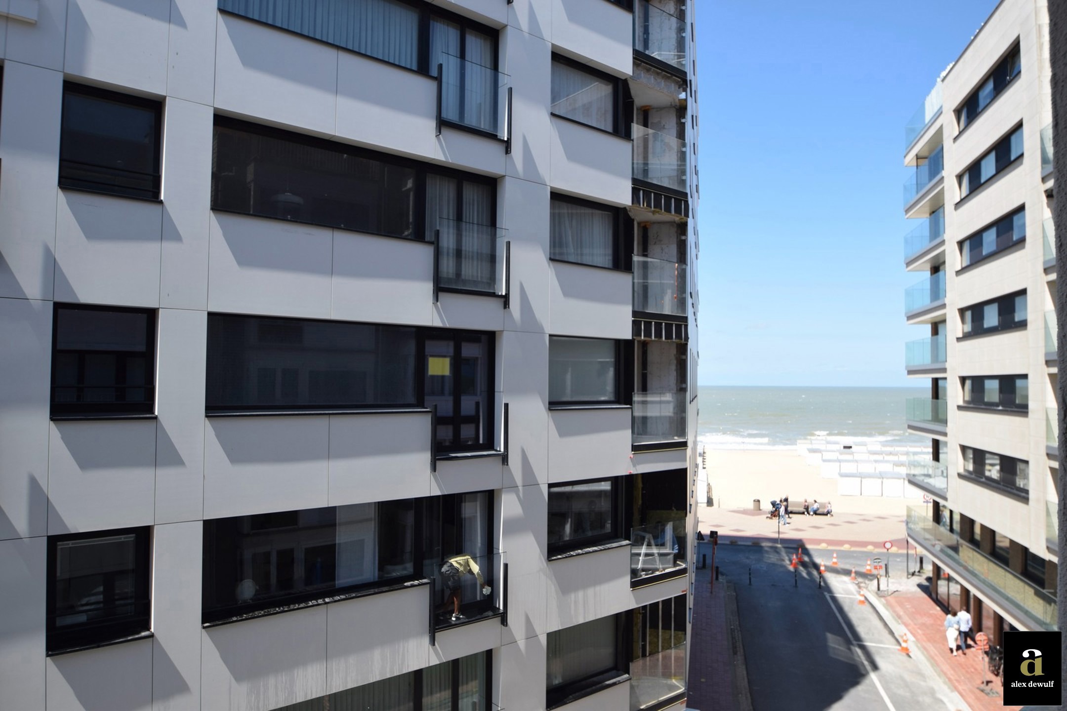 Lichtrijk gerenoveerd appartement nabij de winkels, het strand en de zee. - foto 5