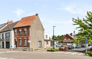Deze woning is goedgelegen, in de nabijheid van winkels, openbaar vervoer en op fietsafstand van centrum Waregem. Degelijke ruime woonst met tuin...