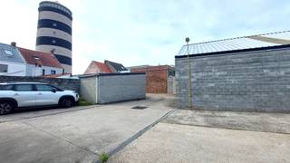 Gesloten garagebox in Bredene Dorp aan de Sluizenstraat.Met inrit aan de Sushi bar - Wu ShiStandaard garagebox met gesloten manuele poort.Geen water...