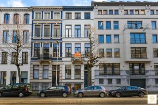 Deze herenwoning gelegen op een topligging tussen het Museum voor Schone Kunsten en het nieuw Justitiepaleis werd recent gerenoveerd in...