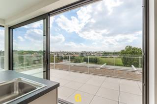 BIJ INTERESSE GELIEVE UITSLUITEND TE REAGEREN VIA MIJN HUURPROFIEL =<br />https://immogoffin.mijnhuurprofiel.be/property/4e3ef902-128e-4ead-8c79-e2e2a4f5d0c1<br /><br />Langs Meershoven ter hoogte van nummer 64, op slechts enkele minuutjes van het centrum van Bilzen, bevindt zich de recent opgerichte residentie Bella Vista. Hier liggen alle dagelijkse voorzieningen binnen handbereik, zoals winkels, scholen, horeca en het gezellige marktplein met daarrond tal van leuke cafés en restaurants. Wie een vlotte verbinding zoekt met omliggende steden, bereikt in enkele minuten de E313. Tegelijkertijd geniet men hier van rust en privacy, met achteraan een blijvend vrij uitzicht op de groene omgeving, bestemd als landbouwgebied.<br /><br />Boven op de ligging weet residentie Bella Vista zich moeiteloos te onderscheiden van ander aanbod door haar stijlvolle hedendaagse architectuur met opvallend aantrekkelijke gevels, de kwalitatieve afwerking en de duurzame bouwkwaliteit.<br /><br />Dankzij de warmtepomp, vloerverwarming, individuele zonnepanelen en de grondige isolatie blijft het energieverbruik voor de huurder bijzonder beperkt.<br /><br />Dit stijlvolle penthouse is gelegen op de bovenste verdieping van gebouw B, aan de rustige achterzijde van de residentie, weg van de drukte. Met een bewoonbare oppervlakte van 102 m² en een ruim terras van 26,15 m² geniet men hier van een bijzonder aangename woonomgeving. Grote raampartijen op het zuiden en westen halen veel natuurlijk licht binnen en laten zowel vanuit de leefruimte als vanop het terras genieten van een prachtig vrij uitzicht over de achterliggende groene omgeving en verder op het stadscentrum van Bilzen. Een bijkomend pluspunt is de lift die rechtstreeks in het penthouse uitkomt, zodat men comfortabel thuiskomt zonder eerst gemeenschappelijke gangen te moeten doorlopen.<br /><br />Indeling<br /><br /><br />Inkomhal met gastentoilet, rechtstreeks bereikbaar via lift en trap<br />Ruime lichtrijke leefruimte met open keuken<br />Groot zonneterras (26,15 m²) <br />Berging met voorzieningen voor wasplaats<br />Twee volwaardige slaapkamers<br />Badkamer<br /><br />Inbegrepen in de huur zijn bovendien twee privatieve autostandplaatsen (P1 en P2) en een individuele kelderberging.<br /><br />Dit penthouse is een bijzonder mooie kans voor wie comfortabel en energiezuinig wil wonen in een stijlvolle recente residentie, met het uitzonderlijke wooncomfort van een ruim zonneterras met een prachtig blijvend uitzicht op de groene omgeving, rustig gelegen weg van de drukte - en tegelijkertijd centraal vlakbij het centrum en uitvalswegen.<br /><br />ONMIDDELLIJK BESCHIKBAAR<br />huurpijs te verhogen met 115 EUR per maand voor bijdrage in de algemene onkosten, provisioneel. <br /><br />BEKIJK ZEKER OOK HET FILMPJE<br />https://www.instagram.com/p/Db-h4XeKhXn/