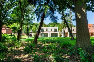 Bent u op zoek naar een energie-neutrale nieuwbouwwoning op een toplocatie in Brasschaat? Dan is dit precies wat u zoekt. Gelegen in de Rode Kruislei, een rustige doodlopende straat in een groene en residentiële woonomgeving, geniet u hier van de perfecte combinatie tussen rust en een centrale ligging. Zowel het gezellige centrum van Brasschaat, met zijn winkels, horecazaken en andere voorzieningen, als het prachtige Gemeentepark bevinden zich op wandelafstand. Bovendien bent u dankzij de vlotte verbindingen via de Bredabaan, de E19 en de Antwerpse Ring snel op uw bestemming.<br /><br />Deze stijlvolle nieuwbouwwoning, ontworpen door DBX Architects, combineert een tijdloze architectuur met een doordachte indeling, hoogwaardige afwerking en duurzame technieken. Dankzij de zonnepanelen, warmtepomp en het ventilatiesysteem type D is de woning volledig energieneutraal, wat garant staat voor een uitzonderlijk wooncomfort en bijzonder lage energiekosten.<br /><br />Op het gelijkvloers vormt de lichtrijke leefruimte met grote raampartijen en een prachtig zicht op de zuidgerichte tuin het hart van de woning. De stijlvolle open keuken sluit hier naadloos op aan en creëert een aangename leefomgeving waar koken, tafelen en ontspannen harmonieus samenkomen. Daarnaast bevindt zich op deze verdieping een veelzijdige extra ruimte, ideaal als bureau of hobbyruimte.<br /><br />Op de eerste verdieping bevindt zich de royale masterbedroom met een stijlvolle ensuite badkamer. Daarnaast beschikt de woning over drie extra volwaardige slaapkamers. Een tweede, volledig uitgeruste badkamer biedt alle comfort voor het hele gezin. Tot slot is er een praktische berging met aansluitingen voor een wasmachine en droogkast.<br /><br />Kortom, een instapklare en toekomstgerichte gezinswoning waar duurzame technieken, hoogwaardige afwerking en een uitstekende ligging perfect samenkomen.<br /><br />*Verkoop onder registratierechten op het grondaandeel en 21% btw op de constructie.<br /><br />Interesse?<br />Contacteer LISTED voor een bezoek: +32 3 283 51 51<br />