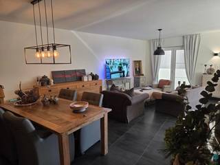 <span><strong>Luxueus energieneutraal 2-slaapkamer appartement met garage in het centrum van Arendonk.<br /></strong></span>
<p>Bij het betreden van het appartement komt u in een ruime inkomhal die fungeert als centrale verbinding tussen alle ruimtes. Vanuit hier ontvouwt zich de open leefruimte, die dankzij de grote raampartijen zorgt voor veel natuurlijk licht en een bijzonder ruimtelijk gevoel creëert.</p>
<p>Aansluitend bevindt zich de volledig uitgeruste leefkeuken, afgewerkt met hoogwaardige materialen en voorzien van alle moderne comfort, waaronder een keukeneiland, vaatwasser, combi-oven en inductiekookplaat. Naast de keuken treft u een praktische berging, ideaal voor extra opslag en uitgerust met de aansluiting voor de wasmachine.</p>
<p>De badkamer is stijlvol afgewerkt en beschikt over een inloopdouche, een toilet en een badkamermeubel met enkele wastafel. Daarnaast is er een apart gastentoilet aanwezig voor extra comfort.</p>
<p>Beide slaapkamers bevinden zich aan de voorzijde van het appartement en genieten van een aangename lichtinval. Alle raampartijen zijn voorzien van zonnescreens, wat zorgt voor optimale zonwering en privacy.</p>
<p>Het appartement is energiezuinig uitgerust met een warmtepomp en vloerverwarming over het volledige oppervlak. Buiten kan u genieten van een overdekt terras met ingewerkte inbouwspots, ideaal voor elk seizoen.</p>
<p>Achteraan de residentie bevinden zich nog een garage en een buitenberging, die het geheel compleet maken.</p>
Mogelijkheid tot het bijhuren van een extra garage.<br /><br /><span><strong>Huurprijs</strong></span>: €1095,00 per maand inclusief servicekosten.<br /><br /><span><strong>Beschikbaarheid</strong></span>: 01/03/2026.<br /><br /><span><strong>EPB</strong></span>: een E-peil van -25!!
