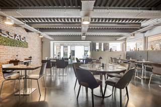 Op een perceel van 990 m² staat dit veelzijdige gebouw met moderne, industriële look te koop. Momenteel wordt dit pand uitgebaat als een...