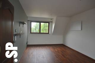 Centraal gelegen gezellig gerenoveerd appartement bestaande uit inkomhall, leefruimte met toegang naar een ruim terras, ingerichte keuken, berging, slaapkamer en badkamer. Carport <br />EPC: 343 kWh/m² . <br />Voor bijkomende inlichtingen kan u ons contacteren op het nummer 014/51.95.00.