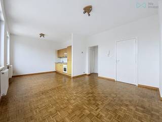 Tel : +32 475 71 63 52 // Email : matthieu.goffin@weinvest.be<br /><br />We Invest vous propose ce studio avec espace nuit à louer, situé avenue des Frères Goemaere 48, à Auderghem. Le bien se compose d’un hall d’entrée, d’un séjour, d’une cuisine ouverte sur ce dernier, d’un espace nuit ainsi que d’une salle de douche. <br />Le preneur bénéficiera également d’un accès à un espace buanderie situé en sous-sol du bâtiment, prévu pour les machines à laver.<br /><br />L’appartement se trouve dans un quartier agréable d’Auderghem, à proximité directe de Herrmann-Debroux, des transports en commun, des commerces et des grands axes. La localisation permet également de rejoindre facilement la E411 ainsi que la Forêt de Soignes. Vous êtes à 15 minutes de l'ULB en transports en commun. <br /><br />Loyer : 900 €/mois<br />Charges : 50 €/mois comprenant l’entretien des communs et une provision pour l’eau froide<br />PEB : G <br /><br />Le bien est disponible immédiatement ! Pour d’autres biens en exclusivité, visitez www.weinvest.be