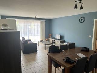 <p>De wijk Koekoek staat bekend om haar rustige en aangename ligging, terwijl u toch overal dichtbij bent. Bovendien bevindt het appartement zich in een aangename woonomgeving.<br /><br />De inkomhal op het gelijkvloers geeft toegang tot het appartement op de eerste verdieping via de trap of de lift.<br />Bij het betreden van het appartement komt u terecht in een inkomhal, waar er voldoende ruimte is voor een vestiaire . Van hieruit bereikt u de ruime en lichtrijke leefruimte.<br />Aansluitend bevindt zich de geïnstalleerde keuken, die praktisch is ingericht en beschikt over aansluitingen voor een wasmachine, droogkast en vaatwasser.<br />Achteraan het appartement bevindt zich een nachthal die toegang biedt tot het aparte toilet, twee slaapkamers en de badkamer. De badkamer is uitgerust met een dubbele lavabo en een ligbad met douchecombinatie.<br /><br />Belangrijke informatie:<br />-inpandige garage mee aan te huren voor 75 euro per maand.<br />-Maandelijkse kosten: 50 euro per maand voor, onderhoud, lift, syndicus,...<br />-verwarming op elektriciteit <br /><br />EPC: B - 198 kWH/M²/JAAR Huurwaarborg: 3 maanden via Korfine - Plaatsbeschrijving intrede: 225 euro incl. BTW per partij</p>