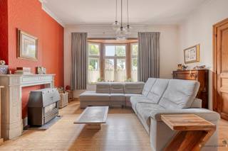 <p><span>Te koop in Borgloon Ruim en karaktervol woonhuis met 5 slaapkamers</span><span>.</span></p><p><span>In het hart van het charmante Borgloon vindt u dit </span><span>prachtige huis</span><span> met tal van troeven. </span></p><p><span>De woning beschikt over </span><span>vijf ruime slaapkamers</span><span> en </span><span>twee badkamers</span><span>, waardoor ze perfect is voor een groot gezin of wie houdt van extra ruimte.</span></p><p><span>De </span><span>lichtrijke woonkamer</span><span> vormt het warme hart van het huis, met voldoende plek voor zowel gezellige familiediners als ontspannende avonden. Achteraan geniet u van een </span><span>mooie stadstuin</span><span> een groene oase midden in de stad waar u in alle rust kunt vertoeven.</span></p><p><span>De woning heeft </span><span>geen renovatieverplichting</span><span>, waardoor u meteen kunt intrekken en desgewenst nog uw eigen stempel kunt drukken.</span></p><p><span>Verder beschikt het pand over een </span><span>dubbele garage</span><span> en extra bergruimte, ideaal voor wie comfort en functionaliteit belangrijk vindt.</span></p><p><span>Troeven op een rij:</span></p><ul><li><span>Gelegen in het pittoreske Borgloon</span></li><li><span>5 slaapkamers & 2 badkamers</span></li><li><span>Lichtrijke woonkamer</span></li><li><span>Mooie stadstuin</span></li><li><span>Dubbele garage</span></li><li><span>Geen renovatieverplichting</span></li><li><span>Deels gerenoveerd</span></li></ul><p><span>Mis deze unieke kans niet om in één van de gezelligste stadjes van Limburg te wonen!</span></p><p><span>Voor een bezichtiging dien je eerst een afspraak te maken, bel dus even naar Filip: 0475/86 04 89 of stuur een mail: filip@janssenenjanssen.be</span></p><p><span> </span></p>