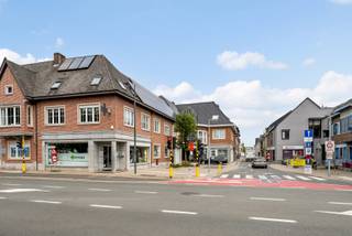 Deze instapklare handelsruimte op het gelijkvloers is centraal gelegen in het hart van Melle, aan Kerkstraat 3A — een locatie met...