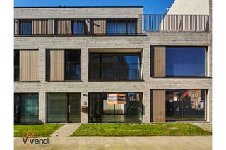 Deze moderne en lichtrijke duplexwoning verwelkomt u via een verzorgde inkomhal met gastentoilet. Via een elegante glazen deur betreedt u de aangename leefruimte, die naadloos overgaat in een volledig geïnstalleerde keuken met praktische berging.<br />Een absolute troef is het ruime, zuidwest georiënteerde terras van ca. 60 m², dat zowel vanuit de leefruimte als de keuken rechtstreeks toegankelijk is – ideaal om in alle rust van de zon te genieten.<br />Op de verdieping bevinden zich drie volwaardige slaapkamers (ca. 18 m², 14 m² en 12 m²), een apart toilet en een moderne badkamer uitgerust met een inloopdouche.<br />Daarnaast beschikt de woning ondergronds over twee inpandige autostaanplaatsen, wat zorgt voor extra comfort en veiligheid.<br />✅ Recente duplexwoning<br />✅ 3 ruime slaapkamers<br />✅ Terras van ca. 60 m² (ZW-oriëntatie)<br />✅ 2 inpandige parkeerplaatsen<br />✅ Lichtrijke leefruimtes<br />Beschikbaar vanaf 01/09/2026<br />Provisie algemene kosten: €150/maand.<br />👉 Interesse in deze instapklare en comfortabele woning? Schrijf u in via mijn huurprofiel via onze website!<br />(Vg, Wg, Gmo, Gvkr, Vv.)