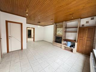 <p>Deze gerenoveerde woning is ideaal gelegen op wandelafstand van het centrum, scholen en winkels. De woning beschikt over vernieuwde elektriciteit en een gunstig EPC.</p>

<p><strong>Indeling:</strong> Inkomhal – lichtrijke living met gashaard – vernieuwde keuken – badkamer met inloopdouche en toilet – tuin en garage. Op de eerste verdieping bevinden zich 3 slaapkamers. De tweede verdieping biedt een ruime zolder met mogelijkheid tot het creëren van een vierde slaapkamer.</p>

<p><strong>Troeven:</strong></p>

<ul><li>
	<p>Gerenoveerde woning</p>
	</li><li>
	<p>3 slaapkamers + ruime zolder</p>
	</li><li>
	<p>Garage en tuin</p>
	</li><li>
	<p>Vernieuwde elektriciteit</p>
	</li><li>
	<p>Gunstig EPC</p>
	</li><li>
	<p>Nabij het centrum van Roeselare</p>
	</li><li>
	<p>Winkels en scholen op wandelafstand</p>
	</li><li>
	<p>Vlotte verbinding met het openbaar vervoer</p>
	</li></ul>