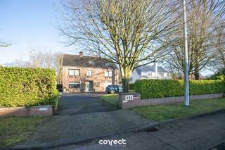 <p><span>Karaktervolle, energiezuinige (label C) villa met tal van mogelijkheden op toplocatie nabij Brugge.</span></p><p><span> </span></p><p><span>STARTPRIJS: Elk bod boven deze startprijs, wordt voorgelegd aan de eigenaars, die al dan niet kunnen in gaan op dit aanbod.</span></p><p><span> </span></p><p><span>Op een strategische invalsweg richting Brugge bevindt zich deze charmante en instapklare villa, die tot 2022 met succes werd uitgebaat als B&amp;B. </span></p><p><span> </span></p><p><span>Dankzij haar doordachte indeling en royale ruimte is deze eigendom perfect geschikt voor wie opnieuw een B&amp;B wil opstarten, maar ook ideaal voor een kangoeroewoning, vrij beroep of wie simpelweg op zoek is naar een ruime en stijlvolle gezinswoning.</span></p><p><span> </span></p><p><span>Bij het binnenkomen wordt u verwelkomd in een warme, lichtrijke leefruimte met open haard. Aansluitend vindt u een tweede gezellige zithoek met veranda die uitkijkt op de mooi aangelegde tuin.</span></p><p><span> </span></p><p><span>De volledig uitgeruste keuken biedt alle comfort en sluit naadloos aan op de leefruimtes. Op het gelijkvloers bevindt zich eveneens een bureauruimte, ideaal voor thuiswerk of een zelfstandige activiteit. </span></p><p><span> </span></p><p><span>Op de verdieping bevinden zich nog meerdere slaapkamers en badkamers. Wat deze woning uitermate geschikt maakt voor grote gezinnen of het ontvangen van gasten in een B&amp;B-formule.</span></p><p><span> </span></p><p><span>Buiten geniet u van een aangename tuin en een ruime oprit met parkeergelegenheid voor meerdere wagens. Daarnaast beschikt de woning over een garage en praktische bergruimtes.</span></p><p><span> </span></p><p><span>Een veelzijdige eigendom met tal van mogelijkheden op een uitstekende locatie nabij Brugge.</span></p><p><span> </span></p><p><span> Contacteer Lorenzo voor een bezoek: 0492 08 08 08  lorenzo@correctvastgoed.be</span></p><p><span> </span></p><p><span> Online schattingstool: https://www.correctvastgoed.be/schatting</span></p><p><span> </span></p>