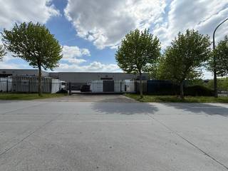 Een magazijn met een oppervlakte van 720 m² gelegen op een terrein van 5.000 m² te koop.<br /><br />Het magazijn is opgebouwd uit een staalconstructie en heeft een vrije hoogte van 4 meter. Het magazijn heeft 2 sectionale poorten, één aan de voorkant en één aan de achterkant.<br />Verder is het magazijn voorzien van een lichtstraat, een betonvloer en TL-verlichting. Nog heel wat uitbreidingsmogelijkheden op het perceel van 5.000m².<br />Het magazijn is geschikt voor opslag, productie, bewerking en verwerking van goederen, groothandel en andere industriële activiteiten.<br /><br />Het terrein is volledig afgesloten en biedt heel wat manoeuvreerruimte.<br /><br />Mogelijkheid tot aankoop van het naastgelegen perceel, met een oppervlakte van 9.111m² met een gebouw (magazijn met kantoor) van 994m². <br /><br />Contacteer PANORAMA B2B voor bijkomende inlichtingen of een vrijblijvend plaatsbezoek op het nummer 09 219 90 20.