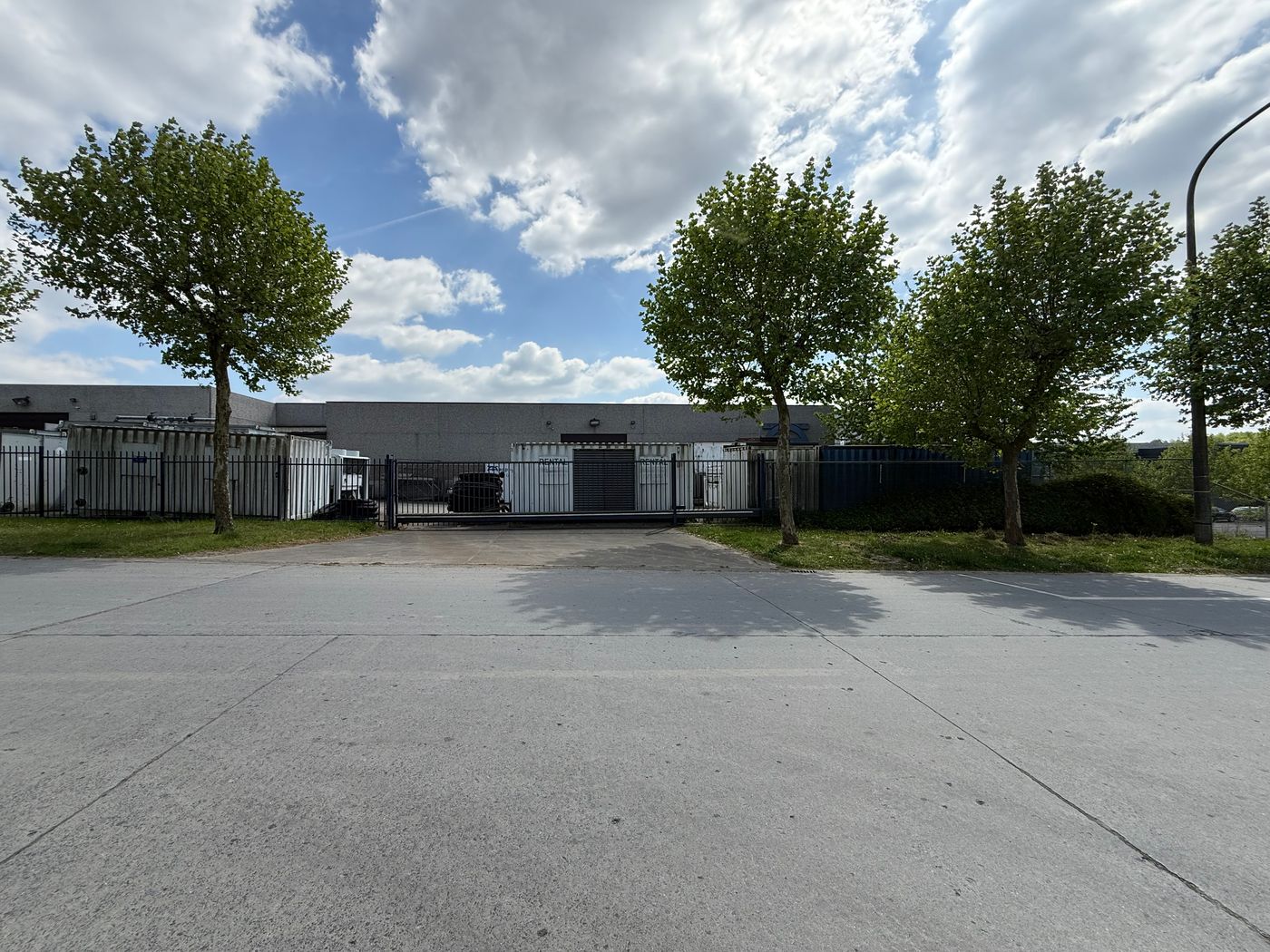 MAGAZIJN VAN 720 m² OP EEN TERREIN VAN 5.000 m² TE KOOP - foto 1
