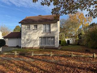 IN OPTIE<br /><br />Vrijstaande op te frissen woning op een zeer rustige locatie, vlakbij Brusselse bossen - Kattekesberg te Brasschaat. Scholen, winkels en sportfaciliteiten zijn te voet of met fiets bereikbaar.<br />Deze woning biedt veel potentieel naar eventuele verbouwing toe, dit maakt van het pand een interessante opportuniteit voor wie een renovatieproject zoekt.<br /><br />Beschrijving: De woning beschikt over een praktische indeling met een inkomhal die toegang geeft tot alle ruimtes. De lichtrijke leef- en eetruimte geniet van veel natuurlijk licht dankzij grote raampartijen. De gesloten keuken sluit aan op de dubbele inpandige garage met bijkomende zolderruimte. Verder is er een apart toilet op het gelijkvloers.<br />Op de verdieping bevinden zich drie slaapkamers en een badkamer met lavabo, bad en 2de toilet. De zolder biedt extra mogelijkheden. De zonnige tuin met tuinhuis maakt het plaatje compleet.<br /><br />Bijzonderheden:<br />* Vrijstaande woning <br />* Rustig en centraal gelegen<br />* Inpandige dubbele garage met zolderruimte<br />* Bewoonbare oppervlakte 162 m² : woning 112 m² + garage 50,6m² (indicatief)<br />* Uitbreiding-verbouwing mogelijk - stedenbouwkundige voorschriften beschikbaar<br />* EPC in opmaak: ingeschat label F (750kWh/m²jaar) <br />* Asbest attest in opmaak<br />* Keuring elektriciteit in opmaak : niet conform<br /><br />De eigendom wordt verkocht zonder tussenkomst makelaar<br />