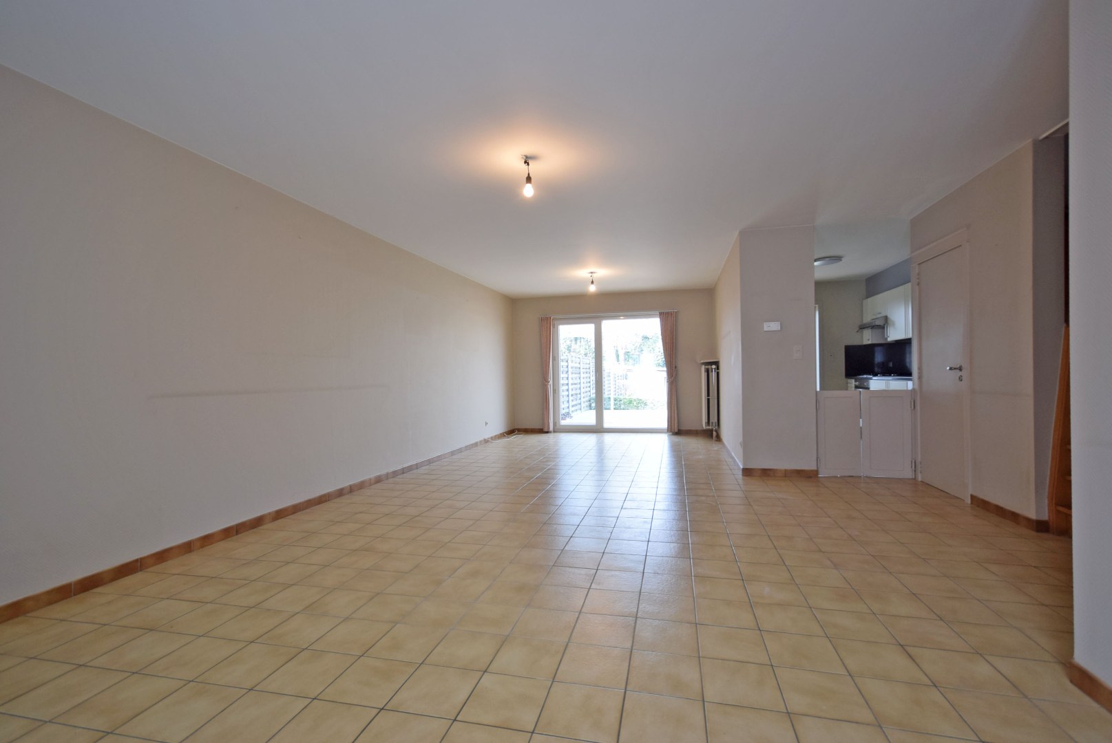 Charmante rijwoning met dubbele garage en ruime tuin in het centrum van Rumbeke - foto 4