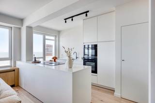 VOEL DE ZEE... Dit TRENDY & LUXUEUS GERENOVEERD appartement met 3 SLAAPKAMERS & FENOMENAAL ZEEZICHT bevindt zich op de Zeedijk te Blankenberge...