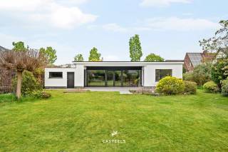 Bent u op zoek naar een woning met ruimte, licht en geschiedenis, die u volledig naar eigen hand kunt zetten? Aan de Wachteke 21 in Laarne vindt u deze solide bungalow uit 1969. Gelegen op een indrukwekkend perceel van maar liefst 1.276 m², biedt dit eigendom de perfecte basis voor wie droomt van royaal wonen in een groene omgeving.<br /><br />Wonen in het hart van het Scheldeland<br />Laarne is een van de parels van het Scheldeland. Het staat bekend om zijn rust, de prachtige natuurlijke omgeving en natuurlijk het iconische Kasteel van Laarne. Hier woont u in een oase van rust, terwijl u zich op slechts 1 km van het gezellige stadscentrum bevindt. De perfecte balans tussen landelijke charme en een vlotte bereikbaarheid.<br /><br />Ruimte en authentieke details<br />Met een bewoonbare oppervlakte van 154 m² is deze bungalow verrassend ruim. Bij het binnenkomen in de royale woonkamer valt de elegante visgraatparket direct op, die samen met de sfeervolle open haard zorgt voor een tijdloze klasse. De grote raampartijen trekken het daglicht rijkelijk naar binnen en bieden een prachtig uitzicht op de omgeving.<br /><br />De woning beschikt verder over:<br />   - Een zeer ruime, aparte keuken met tal van mogelijkheden<br />   - 3 volwaardige, grote slaapkamers waar rust centraal staat<br />   - Een praktische inpandige garage en voldoende parkeergelegenheid op eigen terrein<br /><br />Een tuin voor levensgenieters<br />Het absolute paradepaardje is de buitenruimte. De woning is gezegend met een zeer grote, zuidgerichte tuin. Of u nu droomt van een weelderige bloementuin, een speelparadijs voor de kinderen of simpelweg wilt genieten van de zon op het ruime terras: hier kan het allemaal. Dankzij de oriëntatie geniet u hier van de eerste tot de laatste zonnestralen.<br /><br />Uw renovatieproject op maat<br />De woning dient gerenoveerd te worden met zijn EPC F, wat u de unieke kans biedt om te moderniseren volgens de nieuwste energienormen en uw eigen smaak. De sterke structuur en de doordachte indeling van deze bungalow vormen de ideale start voor een prachtig moderniseringsproject.<br /><br />Een zeldzame kans voor wie op zoek is naar ruimte en privacy op een boogscheut van het centrum van Laarne én Heusden.<br /><br />Bent u klaar om van deze bungalow uw droomhuis te maken? Contacteer ons voor een bezoek!