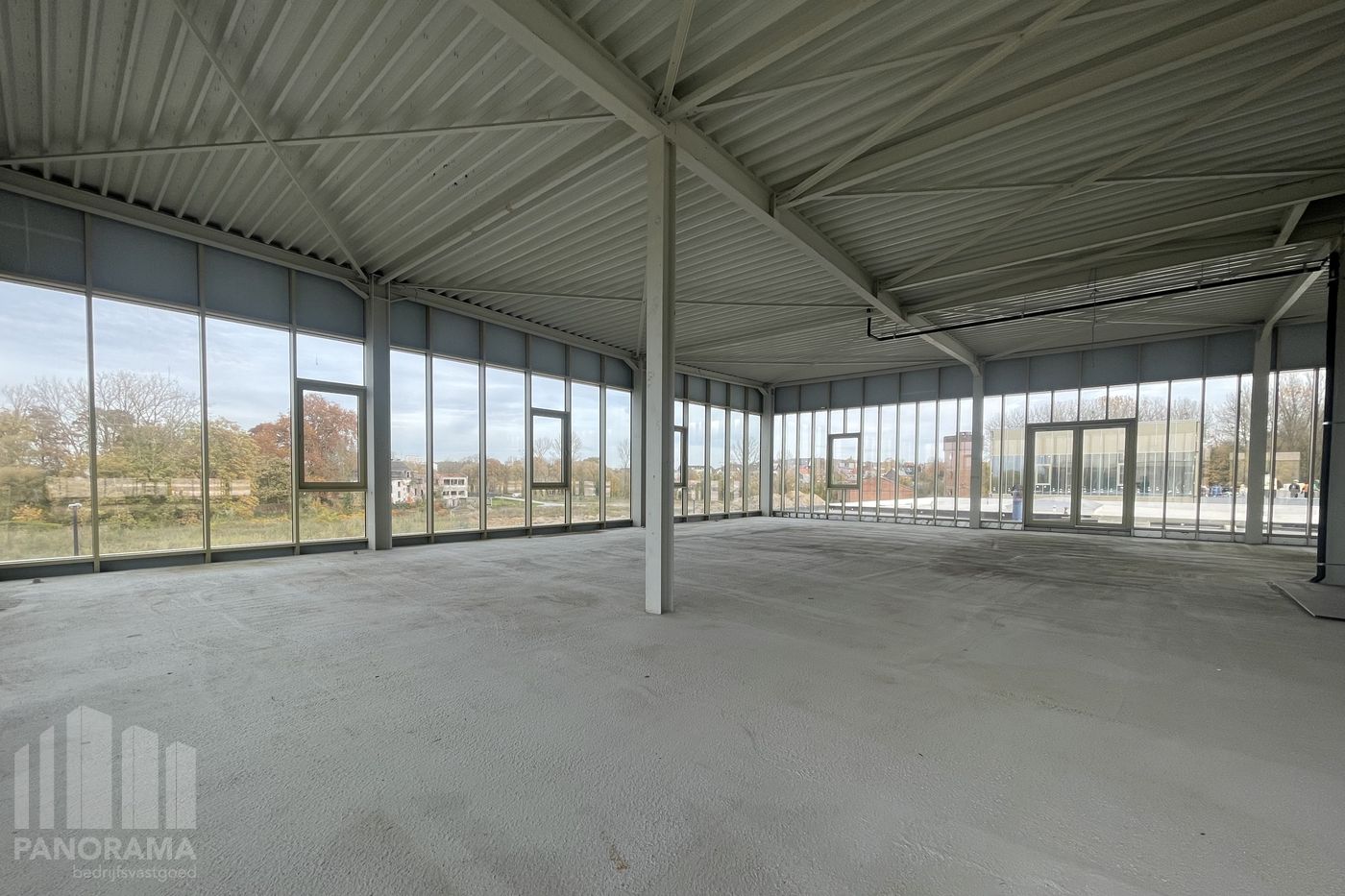 Opslag/ showroom en kantoor te koop van 687 m² vlakbij R0 - foto 4