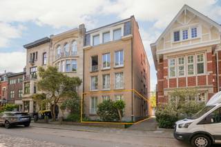 <p><span>Instapklaar gelijkvloers appt. in de Pulhofwijk</span></p><p><span> </span></p><p><span>Gelegen op een gelijkvloerse verdieping aan de Troyentenhoflaan, bekend om haar rustige, groene omgeving en uitstekende bereikbaarheid, treffen we dit aangenaam appartement van ca 120m² groot. De lichte leef-en eetruimte (op origineel parket) bevinden zich aan de voorzijde van het gebouw en deze laatste heeft maar liefst 7 meter gevelbreedte. Achteraan zijn er 2 ruime slaapkamers met elektrische rolluiken en afgewerkt met inbouwkasten en origineel parket, waaronder één met toegang tot een privatief terras. Een derde slkm is ideaal om als babykamer of bureel te gebruiken. Volledig ingerichte keuken met een recent vernieuwde tegelvoer en een nieuwe badkamer (wc, inloopdouche + wastafels) vervolledigen het plaatje. Ruime berging in de kelder. </span></p><p><span>Garagebox in optie aan 29.500€. </span></p><p><span>Het appartement wordt thans verhuurd aan een prima huurster (1100€/maand + 330€ kosten) en kan na 6 maanden vrijkomen voor eigen gebruik indien gewenst. </span></p><p><span>Beide mogelijkheden kunnen > er zelf wonen of verder verhuren. Prima belegging sowieso!</span></p>