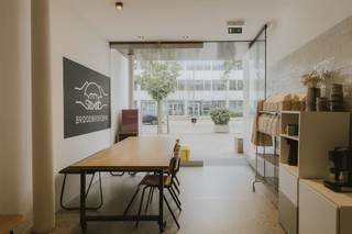 ESPACE COMMERCIAL CLÉ EN MAIN À PROXIMITÉ DE LA GARE, DES BUREAUX ET DU CENTRE-VILLE.Prêt à faire des affaires en toute sérénité ?Découvrez cet...