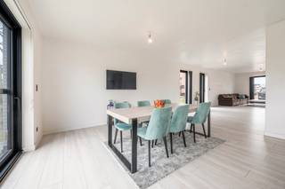 Ben je op zoek naar een uitstekend gelegen woning met tuin in een rustige wijk in Temse? Lees hier dan zeker even verder.Gelegen in een zeer rustige...