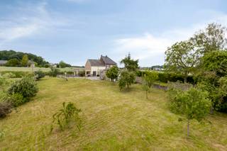 <strong>Landelijk gelegen woning te Binkom (Lubbeek) met o.a. een bewoonbare oppervlakte van 236 m², 1 slaapkamer (met mogelijkheid tot meerdere slaapkamers op de eerste verdieping), een adembenemend uitzicht over de landelijke omgeving en zoveel meer. EPC-label D. Watertoets: A/A.</strong><br /><br />De woning beschikt op het gelijkvloers over een inkomhal, vestiaireruimte, apart toilet, een zeer ruime open leefruimte met onder meer een zithoek, bureauruimte, eetplaats en keuken. Verder bevinden zich op deze verdieping nog een tweede eetruimte, een badkamer, een technische ruimte en een gelijkvloerse slaapkamer.<br /><br />De eerste verdieping/zolderruimte is momenteel niet ingericht, maar biedt binnen het bestaande volume enorm veel uitbreidingsmogelijkheden. Het is perfect mogelijk om hier nog drie extra slaapkamers te creëren.<br /><br />Daarnaast beschikt de woning over een kelder.<br /><br />Buiten zijn er twee parkeerplaatsen naast de woning, een ruim terras, een garage als bijgebouw en een prachtige tuin met uitzicht over het omliggende landelijke landschap. Dankzij de ligging op een heuvel geniet de woning van een uitzonderlijk vergezicht, wat deze eigendom een uniek karakter geeft.<br /><br />De woning geniet bovendien van een goede verkeerstechnische ligging ten opzichte van de E40, scholen, openbaar vervoer, winkels en andere voorzieningen.<br /><br />Interesse? Bel naar 0496 07 89 48.
