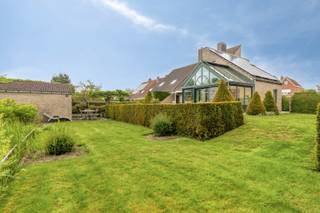 Op zoek naar een ruime woning te koop in Oudenburg met een uitstekende ligging, veel leefruimte en een mooie tuin? Dan is deze verzorgde halfopen bebouwing beslist een bezoek waard.<br />Gelegen op een rustige, maar vlot bereikbare locatie nabij het centrum van Oudenburg, geniet je hier van het beste van twee werelden: een aangename woonomgeving én alle dagelijkse voorzieningen binnen handbereik. Winkels, scholen, openbaar vervoer en belangrijke invalswegen bevinden zich op slechts enkele minuten van de woning.<br />Deze gezinswoning bevindt zich op een perceel van 723 m² en beschikt over een indrukwekkende bewoonbare oppervlakte van 242 m², waardoor ze bijzonder geschikt is voor grotere gezinnen, thuiswerkers of wie gewoon houdt van ruimte en comfort.<br />Lichtrijke leefruimtes en praktische indeling<br />Bij het binnenkomen word je verwelkomd in een ruime en lichtrijke leefruimte met grote raampartijen die zorgen voor een aangename verbinding tussen binnen en buiten. Aansluitend bevindt zich de veranda, een volwaardige extra leefruimte waar je het hele jaar door geniet van een mooi uitzicht op de tuin.<br />De volledig uitgeruste keuken biedt alle nodige comfort en beschikt over voldoende werk- en bergruimte voor dagelijks gebruik.<br />Verder telt de woning vier volwaardige slaapkamers, waarvan één momenteel is ingericht als bureau. Ideaal voor wie regelmatig van thuis uit werkt of nood heeft aan een extra hobby- of speelkamer. De functionele badkamer vervolledigt het wooncomfort.<br />Grote tuin, garage en ruime parkeermogelijkheden<br />Ook buiten heeft deze woning heel wat troeven. De ruime oprit biedt plaats aan meerdere wagens, terwijl de inpandige garage zorgt voor extra comfort en opslagruimte.<br />De zonnige tuin vormt een heerlijke plek om te ontspannen, te spelen of gezellig samen te komen met familie en vrienden. Dankzij de perceeloppervlakte van 723 m² geniet je hier van een aangenaam gevoel van ruimte en privacy.<br />Waarom kiezen voor deze woning in Oudenburg?<br />✔ Halfopen bebouwing op een perceel van 723 m²<br />✔ Bewoonbare oppervlakte van 242 m²<br />✔ 4 volwaardige slaapkamers<br />✔ Bureau of thuiswerkruimte mogelijk<br />✔ Lichtrijke leefruimte en veranda<br />✔ Inpandige garage en ruime oprit<br />✔ Aangename tuin met veel privacy<br />✔ Rustige ligging nabij het centrum van Oudenburg<br />✔ Vlotte verbinding naar winkels, scholen en openbaar vervoer<br />Deze ruime woning combineert comfort, ruimte en een strategische ligging in Oudenburg en biedt tal van mogelijkheden voor gezinnen of kandidaat-kopers die op zoek zijn naar een woning met extra potentieel.<br />Interesse in deze woning te koop in Oudenburg?<br />Contacteer Laure van Immo Margaux via laure@immomargaux.be of telefonisch op 0486 37 88 93 voor meer informatie of een bezoek ter plaatse.