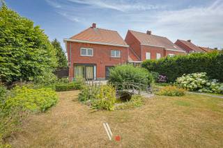 Deze te renoveren woning geniet van een uiterst rustige ligging, met bovendien meer dan voldoende parkeergelegenheid. Op wandelafstand bevindt zich het bruisende centrum van Izegem, waardoor je het beste van twee werelden ervaart: rust én nabijheid van alle voorzieningen.<br /><br />Met een bewoonbare oppervlakte van 199 m² en halfopen karakter biedt deze woning bijzonder veel potentieel. Momenteel zijn er 4 slaapkamers aanwezig maar op zolder kunnen er (mits voorzien van vaste trap) extra kamers bij voorzien worden.<br /><br />De tuin is één van de absolute pluspunten (totale perceeloppervlakte 409 m²). Je vertoeft hier in een ware oase van groen en hebt achteraan nog een te vernieuwen garage.<br /><br />BELANGRIJK: mits het voorzien van dakisolatie én een nieuwe verwarmingsketel kan een EPC-label D voorzien worden. <br /><br />Renovatieplicht van toepassing.  <br /><br /> 