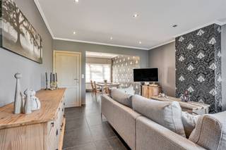 Deze charmante woning bevindt zich in de Merestraat 81 te Erpe-Mere, op korte afstand van de oprit E40 en het treinstation van Ede. Dankzij de...