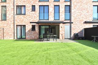 Ontdek het summum van hedendaags wonen in dit prachtige nieuwbouwappartement, strategisch gelegen in het hart van Melsele. Met een zéér energiezuinig karakter, gecertificeerd met een EPC-label A (Bijna-Energie-Neutraal), biedt dit appartement niet alleen comfort en stijl, maar ook duurzaamheid en efficiëntie. Dit pand is bovendien een slimme keuze voor investeerders die op zoek zijn naar een solide investering. <br /><br />Binnenkomend in de lichtrijke living, omarm je de elegantie van dit appartement met de moderne en functionele keuken waar koken een waar genot wordt. De keuken is voorzien van alle comfort. <br /><br />Er zijn twee volwaardige slaapkamers aanwezig en een comfortabele badkamer die voorzien is van een inloopdouche, badkamermeubel met dubbele lavabo, spiegel met spiegelverlichting en extra wandkast. Daarnaast is er ook een apart gastentoilet met handenwasser en een praktische wasberging.<br /><br />Aansluitend aan de leefruimte bevindt zich een mooi aangelegd, ruim terras van ca. 15 m², omgeven door een onderhoudsvriendelijke zuidwest-georiënteerde privatieve tuin van ca. 105 m².<br /><br />De privatieve kelderberging en de ondergrondse autostaanplaats maken het plaatje compleet en zijn optioneel mee aan te kopen aan de prijs van 25 000 euro. Daarnaast is er nog een ondergrondse én bovengrondse afgesloten fietsenstalling.<br /><br />Dit appartement biedt niet alleen een ideaal gewild stukje vastgoed voor investeerders op een goede locatie, maar ook een perfecte stek om een echte thuis van te maken. <br /><br />Te koop aan 2% registratierechten (enige eigen woning) of 12% (investering).<br /><br />Benieuwd? Contacteer ons dan snel via verkoop@homevast.be of telefonisch op het nummer 03 344 77 44 en ontdek tijdens een bezichtiging deze TOP-opportuniteit!