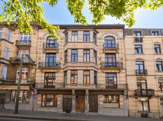 Op een steenworp van de Vijvers van Elsene en het Flageyplein nodigt dit karaktervolle appartement u uit om de charme van de mooie Brusselse herenhuizen te herontdekken.<br /><br />Gelegen op de 2de verdieping van een eclectisch gebouw uit 1909, onthult het een zeldzame sfeer met hoge plafonds, verfijnde moulures en massieve houten vloeren. De drie en suite ontvangstruimtes vormen een prachtige, elegante en lichtrijke leefruimte, verlengd door een aangenaam terras.<br /><br />De volledig uitgeruste keuken sluit naadloos aan op de woonruimte, terwijl de drie slaapkamers, de badkamer en de doucheruimte een comfortabele en functionele omgeving bieden.<br /><br />Een pand met ziel, ideaal voor liefhebbers van karakter, ruimte en gegeerde adressen, in het hart van één van de meest levendige en geliefde wijken van Elsene. EPC: E+<br />
<p><span>2de verdieping links:</span></p>
<ul>
<li>Inkomhal op houten vloer</li>
<li>Prachtige ontvangstruimtes bestaande uit 3 en suite kamers van ±64 m² op houten vloer, met toegang tot het terras van ±6 m²</li>
<li>Keuken</li>
<li>Slaapkamer van ±11 m²</li>
<li>Slaapkamer van ±15 m²</li>
<li>Slaapkamer van ±11 m²</li>
<li>Badkamer (bad, lavabo)</li>
<li>Douchekamer</li>
</ul>
<p>Kelders in de ondergrond</p>