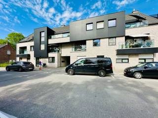 Dit instapklaar appartement maakt deel uit van residentie Ter Gavers te Melsele met 11 wooneenheden. We hebben het over het appartement op de eerste verdieping. U beschikt over en een zuidwest gericht terras met uitzicht op groen en de Kapel, daarnaast heeft een achterliggende garagebox met geautomatiseerde sectionaalpoort. De indeling van het appartement is als volgt: U betreedt het appartement via de inkomhal met apart toilet en vestiairemogelijkheden. Via de glazen steellook deur heeft u een open ingerichte keuken met aansluitend een praktische berging voorzien van aansluiting voor wasmachine en droogkast. Mooie ruime leefruimte en eetkamer met veel lichtinval en toegang tot het zonnige terras. Op de nachthal bevinden zicht twee slaapkamers, voorzien van ingemaakte kasten, en een ingerichte badkamer. De badkamer beschikt over een ruime inloopdouche, lavabomeubel en handdoekradiator.Nog enkele troeven van dit appartement: Centrale verwarming, achterliggende garagebox, een laag energiepeil conform de geldende normen, een videofoon en lift zijn aanwezig. Interesse? Mail vrijblijvend naar verkoop@bebuild.be en ga met ons ter plaatse.