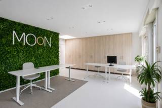 Deze instapklare woonst beschikt over een aparte, volledig ingerichte kantoorruimte aan de achterzijde van het gebouw. Deze beschikt over een eigen inkom, maatwerkkasten, kitchenette en sanitair, waardoor ze perfect geschikt is voor zelfstandigen, vrije beroepen, thuiswerk of als praktijkruimte. Uiteraard kan deze ruimte ook perfect dienstdoen als extra leefruimte, hobbyruimte of polyvalente ruimte. Verder treffen we de gezellige, lichtrijke woonkamer die naadloos aansluit op de moderne, volledig uitgeruste leefkeuken met kookeiland en hoogwaardige toestellen. <br /><br />Op de eerste verdieping bevinden zich twee volwaardige slaapkamers, alsook een dressing en toegang tot het zonnige terras. Dankzij de grote raampartijen in de hal geniet u hier van een aangenaam binnen-buitengevoel en directe toegang tot het royale terras, de ideale plek om in alle privacy te ontspannen of gasten te ontvangen. Verder vindt u hier een stijlvolle badkamer uitgerust met ligbad, inloopdouche en dubbele lavabo. <br /><br />De tweede verdieping is volledig ingericht als luxueuze mastersuite. Deze royale slaapkamer beschikt over een open badkamer met vrijstaand ligbad, inloopdouche, dubbele lavabo en toilet, wat zorgt voor een echte hotelsfeer.<br /><br />Daarnaast beschikt de woning over een praktische kelder en ruime parkeermogelijkheden op het eigen terrein.<br /><br />Troeven van de woning<br />+ Instapklaar en luxueus gerenoveerd<br />+ 3 volwaardige slaapkamers<br />+ 2 stijlvolle badkamers<br />+ Volledig uitgeruste leefkeuken<br />+ Ruim zonneterras<br />+ Aparte, volledig ingerichte kantoor- of praktijkruimte<br />+ Praktische kelder<br />+ Ruime parkeergelegenheid op eigen terrein<br /><br />Interesse in dit unieke eigendom? Contacteer ons via 03 337 50 70 of info@vbvastgoed.be voor meer informatie of een bezoek ter plaatse.