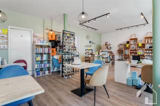 Polyvalente woning in het centrum van Broechem met mogelijkheid tot uitbating van een handelszaak (of vrij beroep).Op de gelijkvloerse verdieping...