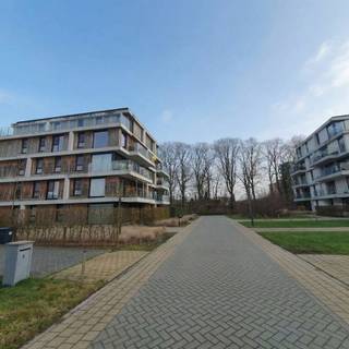 Wat een rustige toplocatie! Dit instapklare appartement is ZO GOED ALS NIEUW en is onder registratierechten te koop (geen BTW!). Het is gelegen in een rustige en groene omgeving, in een woonerf aan het water en op wandelafstand van de jachthaven, winkels, het kanaal en verschillende natuurgebieden. Dankzij de nieuwe fietsbrug bent u zo in het centrum van Turnhout. Op het terras kan je van 's middags tot 's avonds volop van de zon genieten. Het appartement is gelegen op de derde verdieping en omvat een ruime woonkamer met grote ramen met veel lichtinval en met toegang tot het ruime terras, de open keuken is ingericht met een kookplaat, combi-oven Siemens en koelkast en vaatwasser. Ingericht met mooie tegelvloer in plankenvloerimitiatie. Er zijn 2 slaapkamers, waarvan 1 met inbouwkasten. De tweede kamer kan als eenpersoonskamer of als dressing / bureel dienen. Badkamer met ligbad, gastentoilet en wasplaats / cv-ruimte. Ondergrondse autostaanplaats + privé berging verplicht bij aan te kopen, samen voor € 25.000. Verder nog een gemeenschappelijke fietsenberging en parking voor bezoekers op het terrein. EPC A label.