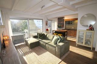 Ben je op zoek naar een heel bijzonder appartement, iets met een ziel? Hou je van een beetje retro / vintage? En wil je daarenboven graag in een mooi parkdomein aan de stadsrand wonen, met zicht op de vijver en groen? Dan ben je hier aan het juiste adres. Dit sfeervolle appartement is werkelijk een juweeltje. Het werd ingericht met stijlvolle, duurzame materialen, zoals parketvloeren, een prachtige houten keuken met gebrand granieten blad en zelliges, retro stijl radiatoren, een prachtige boog met gesculpteerde wijnrank in arduin in de inkomhal, klassevolle houten deuren enz. De woonkamer is ruim en licht en geniet van veel natuurlijke lichtinval (zuidgericht). Deze vormt samen met de open keuken een mooi en ruim geheel. De badkamer is een oord van ontspanning met het bubbelbad en de prachtige retrokraan. Er zijn 2 slaapkamers op parketvloer.Wasplaats met plaats voor wasmachine en droogkast.De wijnkast in de inkomhal is een mooie extra voor de echte levensgenieter! Beneden een gemeenschappelijke fietsenberging (2x) en een privé berging. Vanuit heel het appartement kijk je uit op de natuur. Toch zit je overal dichtbij: winkelpark met Lidl, Action, Gamma, bakker, slager, Aldi, een Colruyt en een Delhaize. Een broodjeszaak, een brasserie en bushaltes (Antwerpen) zijn op wandelafstand. Vlotte bereikbaarheid naar oprit E 34 Antwerpen - Eindhoven. Er is wandelgelegenheid genoeg in de naburige bossen en langs het kanaal. Extra gratis parkeergelegenheid op het domein. LIFT aanwezig. Zeer gunstig EPC - label B (105!!, bijna een A-label!) - Elektriciteit conform. Maak snel jouw afspraak voor dit unieke appartement!