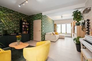<p>Charmant gesloten bebouwing in de Heidestraat, Zwijndrecht, met een gezellige tuin.</p>
<p> </p>
<p>Deze woning biedt een warme thuis in een rustige straat, ideaal voor gezinnen of wie extra ruimte zoekt. Met drie ruime slaapkamers heeft elk gezinslid zijn eigen plek, perfect voor thuiswerk, hobby's of logees. De tuin vormt een verlengstuk van de leefruimte en is ideaal voor ontspanning, spelende kinderen of zomerse barbecues. Gelegen in de geliefde Heidestraat combineert deze woning een rustige woonomgeving met uitstekende verbindingen naar winkels, scholen, openbaar vervoer en belangrijke invalswegen.</p>
<p> </p>
<p>Belangrijkste ruimtes:<br />• Woonkamer met veel lichtinval en directe toegang tot de tuin<br />• Keuken met spoelbak, vaatwasser, gas kookplaat, elektrische oven en dampkap<br />• Drie ruime slaapkamers<br />• Badkamer met douche, toilet en wastafel<br />• Berging met spoelbak en aparte berging met aansluiting voor wasmachine en droogkast<br />• Kelder voor extra opslag<br />• Tuin (90 m²) met tuinhuis</p>
<p> </p>
<p>Troeven:<br />• Drie ruime slaapkamers voor optimaal wooncomfort<br />• Gezellige tuin als verlengstuk van de leefruimte<br />• Rustige ligging met uitstekende bereikbaarheid<br />° Nieuw dak, volledig geïsoleerd</p>
<p> </p>
<p>Neem vandaag nog contact op met je ERA-makelaar voor een bezoek.</p>
<p> </p>
<p>JOUW DROOMHUIS. ZO GEVONDEN!</p>