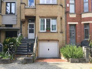 <p><span>Charmant appartement met 2 slaapkamers, privé-tuin en garage gelegen in Merksem. Dit instapklare pand heeft een bewoonbare oppervlakte van 73 m² en een perceeloppervlakte van circa 289 m², waarbij buitenruimte en praktische bergruimte mooi samenkomen. De woning biedt een warme, gezellige sfeer met houten vloeren en originele details, ideaal voor starters of een koppel dat op zoek is naar comfort en groen in de buurt.</span></p><p><span> </span></p><p><span>Bij binnenkomst vindt u een licht opgerichte woonkamer met aangrenzende eetruimte en een gezellige serre-achtige tuinkamer waar planten en veel daglicht voor een aangename sfeer zorgen. De keuken is functioneel ingericht met voldoende kastruimte, gaskookplaat. De hal leidt naar twee slaapkamers, waarvan de grootste kamer veelzijdig te gebruiken is als hoofdslaapkamer of kantoorruimte. De badkamer beschikt over een douche/badcombinatie en wastafel, en er is een apart toilet.</span></p><p><span> </span></p><p><span>Aan de achterzijde strekt zich een ruime, onderhoudsvriendelijke tuin uit met gazon en diverse groenbegroeiing, ideaal voor ontspanning, kinderen of huisdieren. Een verzorgde buitenruimte biedt privacy en een aangename plek om buiten te genieten. Daarnaast beschikt het appartement over voldoende opbergruimte, met bergkasten en een kelderruimte die geschikt is als opslag, hobbyruimte of fietsenberging. De privégarage biedt parkeergelegenheid en extra opslagmogelijkheden.</span></p><p><span> </span></p><p><span>Tevens zijn er nog praktische troeven zoals een stevige structuur, meerdere ingangen via de gemeenschappelijke trap en een gunstige indeling die veel functionaliteit biedt binnen een compacte oppervlakte. De combinatie van gezellige beleving, buitenruimte en praktische voorzieningen maakt dit appartement zeer interessant voor wie op zoek is naar een groenere omgeving in Merksem zonder in te leveren op comfort.</span></p><p><span> </span></p><p><span>Belangrijkste kenmerken</span></p><p><span>- Adres: Merksem</span></p><p><span>- Bewoonbare oppervlakte: 73 m²</span></p><p><span>- Perceeloppervlakte: circa 289 m²</span></p><p><span>- Indeling: 2 slaapkamers, 1 badkamer</span></p><p><span>- Voorzieningen: woonkamer met eetruimte, tuinkamer, functionele keuken</span></p><p><span>- Buitenruimte: ruime privé-tuin met gazon en groen</span></p><p><span>- Bergruimte: kelder en extra opslag</span></p><p><span>- Parkeren: 1 garage</span></p><p><span>- Algemeen: houten vloer, karaktervolle details, instapklaar</span></p><p><span> </span></p><p><span>Foto's zijn genomen alvorens verhuring pand, dezelfde indeling en afwerking. huurprijs 1.100 euro/mnd.</span></p><p><span> </span></p><p><span>Interesse in deze woning? Neem gerust contact op voor een bezichtiging en ontdek zelf de360-graden sfeer van dit gezellige appartement in Merksem.</span></p>