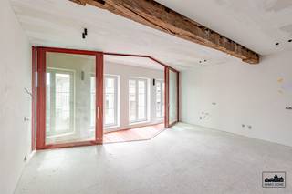 In het historische hart van Gent wordt deze karaktervolle herenwoning volledig heropgebouwd tot een hedendaagse gezinswoning, waar erfgoed, licht...