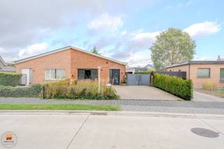 Ontdek deze instapklare woning (bungalow) in de Zonnebloemstraat 19 te Lievegem (Lovendegem). Hier geniet je van een comfortabele...