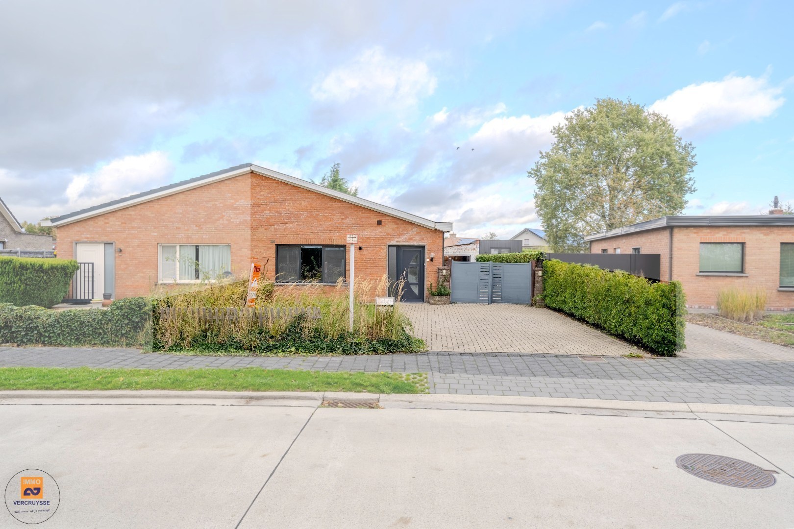 Instapklare bungalow in rustige woonwijk mét ruime tuin te Lievegem - foto 1