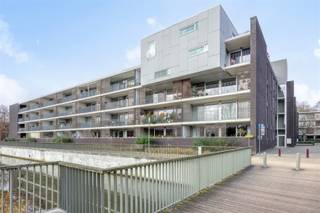 Dit prachtig gelegen duplex-appartement met 4 slaapkamers en een ruime bewoonbare oppervlakte van 180 m² bevindt zich op de 3de en 4de verdieping...