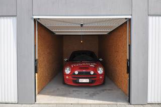 Deze recent gebouwde garage is gelegen naast het Sint-Pietersplein te Gent. Ideale ligging voor omwonenden of voor studenten die tijdens de schoolweek met de wagen naar Gent komen. Het complex is beveiligd met een automatische poort die geopend kan worden met een toegangscode of via een afstandsbediening. De huurprijs bedraagt €120 /maand, de garage is onmiddellijk beschikbaar. Garage enkel voor auto.