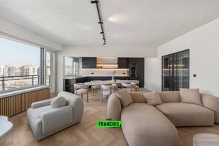 Op de zesde verdieping van een verzorgde residentie bevindt zich dit uitzonderlijke appartement van 120 m², volledig gerenoveerd met oog voor detail. Dankzij de absolute topligging geniet u hier elke dag van een indrukwekkend panoramisch uitzicht over de zee, de jachthaven en het hinterland. De uitstekende oriëntatie zorgt bovendien voor een overvloed aan natuurlijk licht.<br /><br />Tijdens de totaalrenovatie in 2026 werd uitsluitend gewerkt met hoogwaardige materialen. Dit komt bijvoorbeeld terug in de stijlvolle visgraatparketvloer, elegante smeedijzeren deuren en het geïntegreerde Sonos-surroundsysteem.<br /><br />De moderne, volledig uitgeruste keuken vormt het hart van het appartement en combineert esthetiek met functionaliteit. Ze beschikt over alle hedendaagse toestellen en werd aangevuld met een ingebouwde wijnfrigo. Ook de badkamers en sanitaire ruimtes werden bijzonder smaakvol afgewerkt met exclusieve marmeren bladen. Het appartement biedt een comfortabele indeling met drie volwaardige slaapkamers en een praktische walk-in dressing.<br /><br />Naast zijn prachtige looks, scoort dit eigendom ook technisch uitstekend. Zo beschikt het appartement over een gunstige EPC-score B, een conforme elektrische installatie en een asbestvrij attest.<br /><br />Een unieke kans voor wie op zoek is naar een ruim en luxueus appartement op een uitzonderlijke locatie, waar comfort, afwerking en fenomenale vergezichten perfect samenkomen.<br /><br />