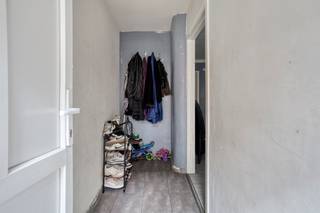 <p>Te koop: Te renoveren gezinswoning in de Advokaatstraat te Boom</p><p><br /></p><p>Gelegen in een rustige straat, vlakbij het administratief centrum van Boom, openbaar vervoer, scholen, winkels en belangrijke invalswegen, biedt deze woning een uitstekende basis voor wie op zoek is naar een renovatieproject met potentieel.</p><p><br /></p><p>De woning beschikt over een praktische indeling met een leefruimte, keuken, badkamer en drie slaapkamers. Achteraan bevindt zich een aangenaam terras waar u na de renovatiewerken een gezellige buitenruimte kunt creëren.</p><p><br /></p><p>Dankzij de centrale ligging en de vele mogelijkheden om de woning volledig naar eigen smaak te moderniseren, vormt dit pand een interessante opportuniteit voor zowel gezinnen als investeerders.</p><p><br /></p><p>Belangrijkste ruimtes:<br />• Living met aangename lichtinval<br />• Keuken met dampkap, elektrisch fornuis en oven<br />• Badkamer met inloopdouche, toilet, aansluiting voor wasmachine en droogkast, wastafel<br />• Drie slaapkamers<br />• Terras</p><p><br /></p><p>Troeven:<br />• Centrale ligging nabij openbaar vervoer en invalswegen<br />• Praktische indeling met drie slaapkamers<br />• Aangenaam terras als buitenruimte</p><p><br /></p><p>Neem vandaag nog contact op met je ERA-makelaar voor een bezoek.</p><p><br /></p><p>JOUW DROOMHUIS. ZO GEVONDEN!</p>